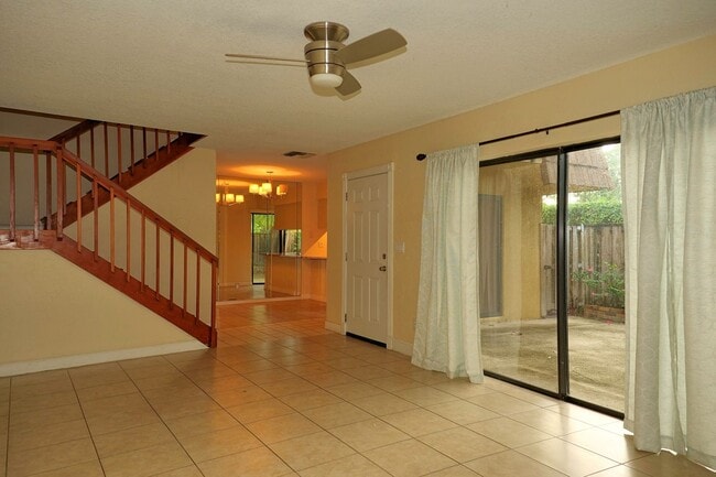 Building Photo - This 2/2.5 spacious townhouse could be you...