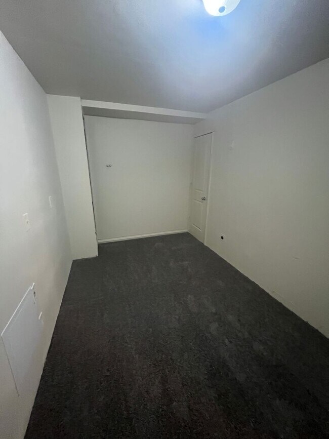 Building Photo - Spacious 4 Bed / 2 Bath Unit in Westwood C...
