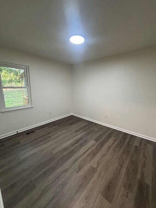 Building Photo - Fully Remodeled 3 Bed 2 bath