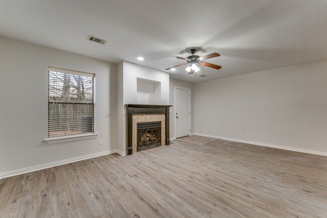 Building Photo - Peng-4077 Glenstone