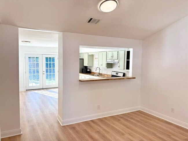 Building Photo - 1123 Christie Dr