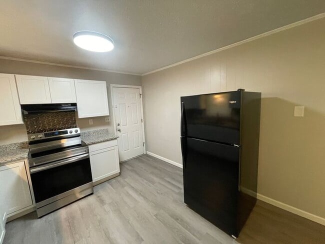 Building Photo - 3/1 Renovated House Available Now! Pet Friendly!