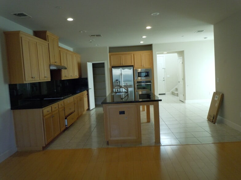 Building Photo - 537 W Esplanade Dr