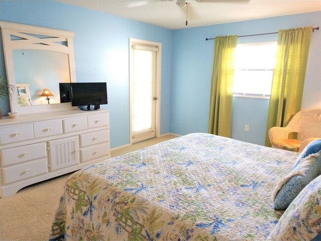 Building Photo - Seasonal Short-Term 2-Bedroom 2-Bathroom 2nd Floor Condo located at Mission Lakes!