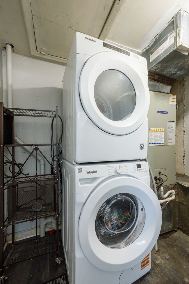 Building Photo - Charming 3 Bedroom Rancher in Lakeside