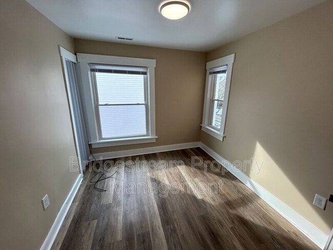 Building Photo - 168 Grove Ave