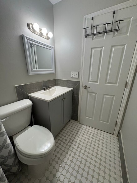 Building Photo - 20 Twin Oaks Dr