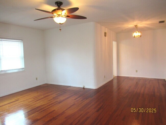 Building Photo - Beautiful Beachside 2 Bedroom Home!