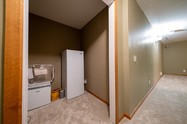 Building Photo - 6988 S Park Dr