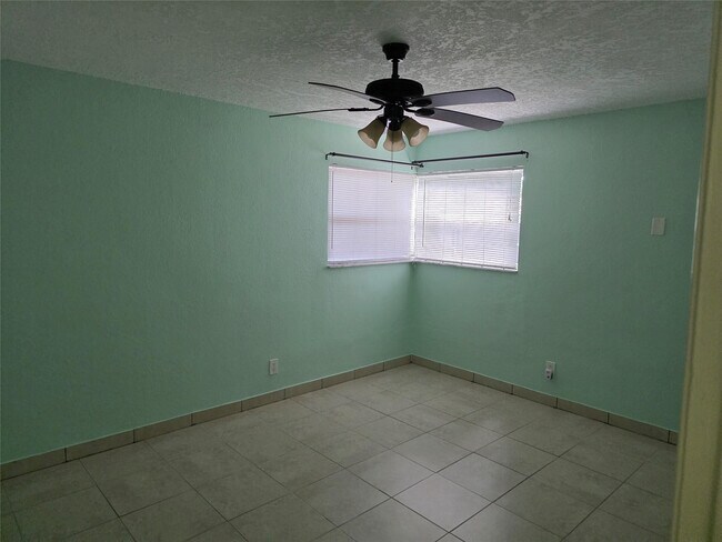 Building Photo - 4031 NE 8th Ave