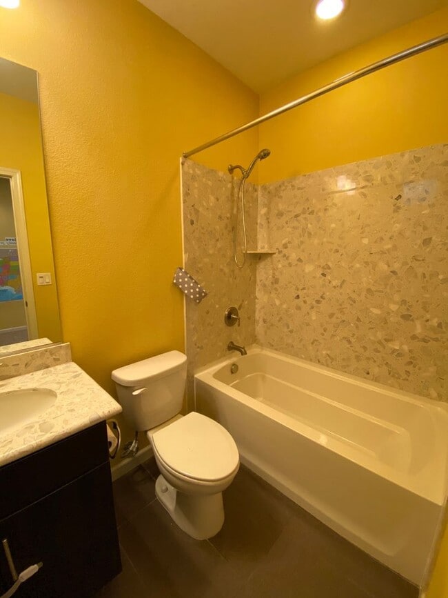 Building Photo - 4Br4Ba Former Model Townhouse Top of the L...