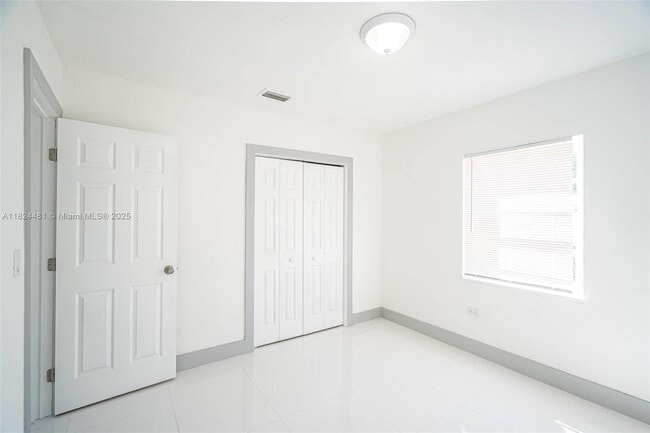 Building Photo - 1320 SW 17th Ave