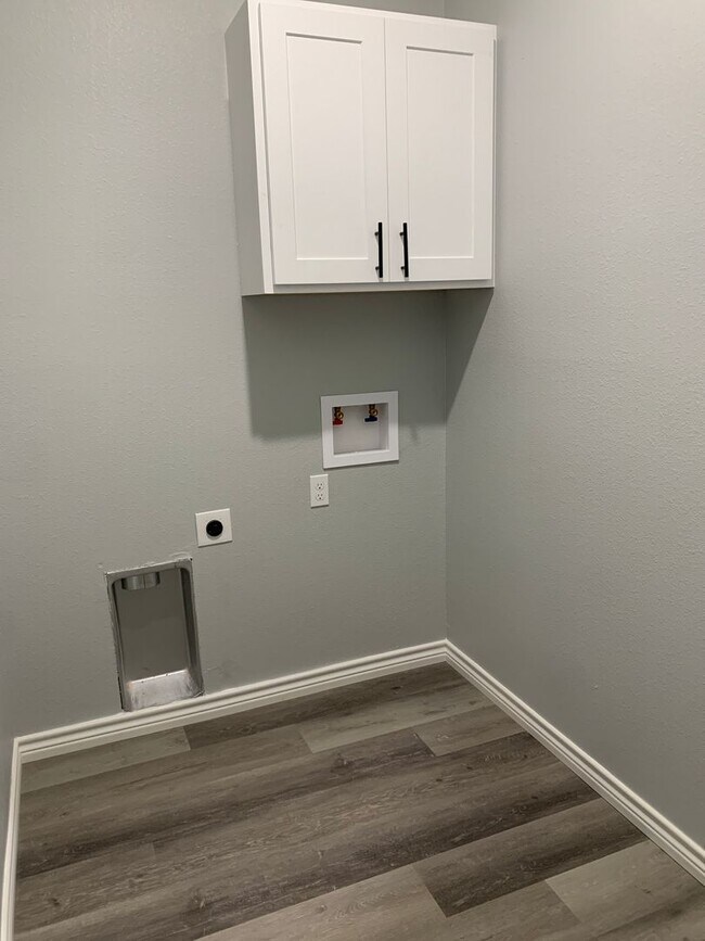 Building Photo - Spring Break Special - Move in NOW!!! and stay one month free