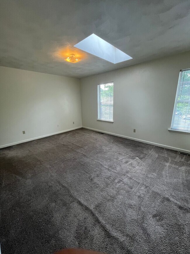 Building Photo - Large Townhome North Main Blacksburg
