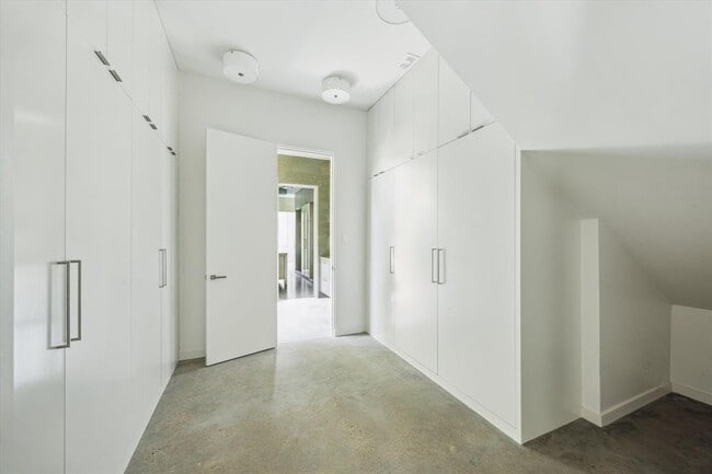 Building Photo - 9 Pinehill Ln