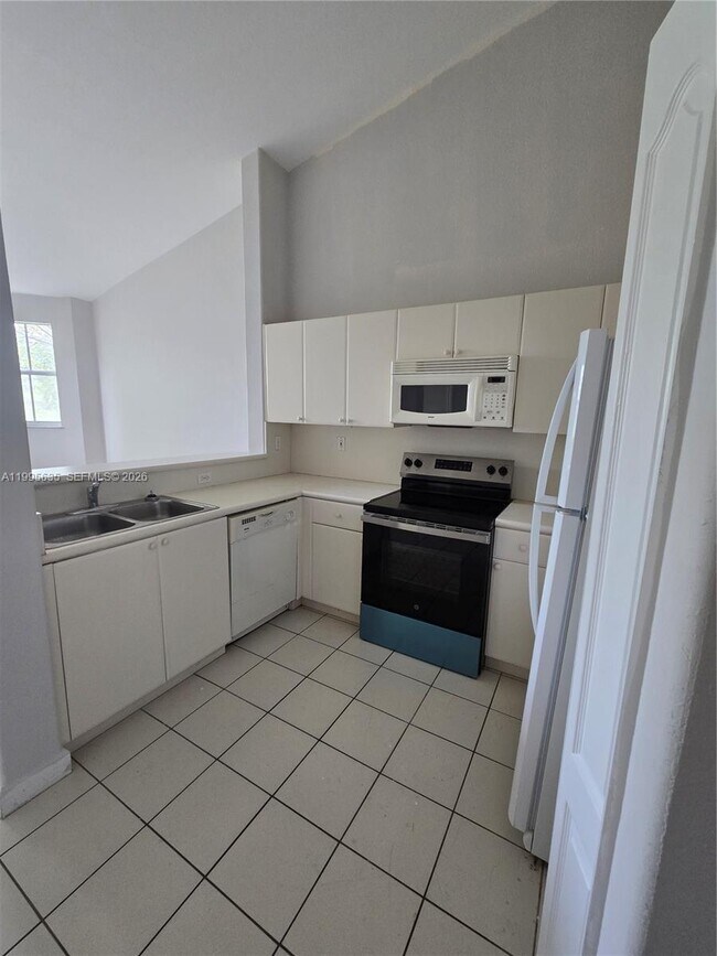 Building Photo - 2903 SE 17th Ave