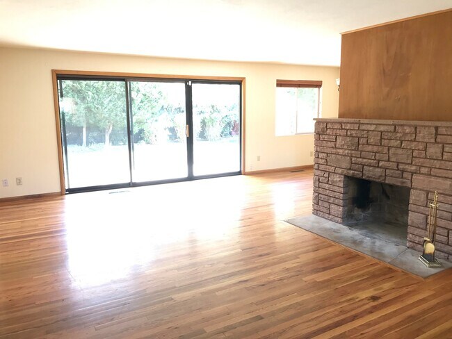 Building Photo - 3824 W Greenbrier Dr