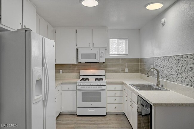 Building Photo - 7182 Acorn Ct