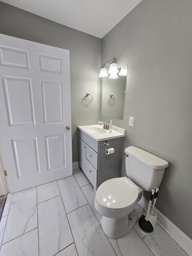 Building Photo - Updated 3 Bedrooms, 1.5 Bathrooms on a Dou...