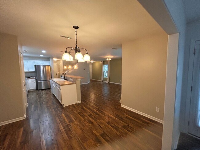 Building Photo - Amazing 3BR Townhome in The Pines at Charleston Park!