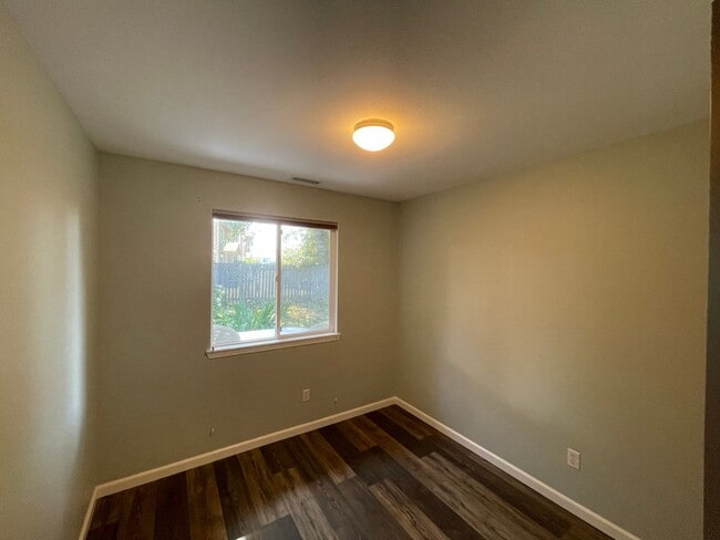 Building Photo - Charming 3 Bed/2 Bath Rambler in NE Tacoma — Cul-de-Sac Living with a Fenced Yard