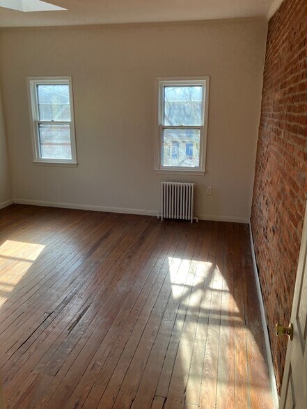 Building Photo - 414 George St