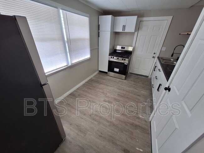 Building Photo - 1627 N Valley Ave