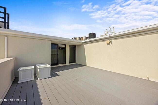 Building Photo - 2100 Ocean Dr S