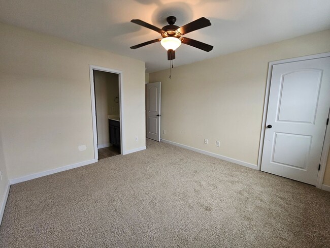 Building Photo - Pet Friendly Townhome In Sneads Ferry!