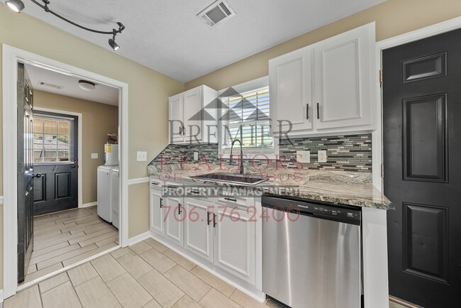 Building Photo - 25 Redwood Dr