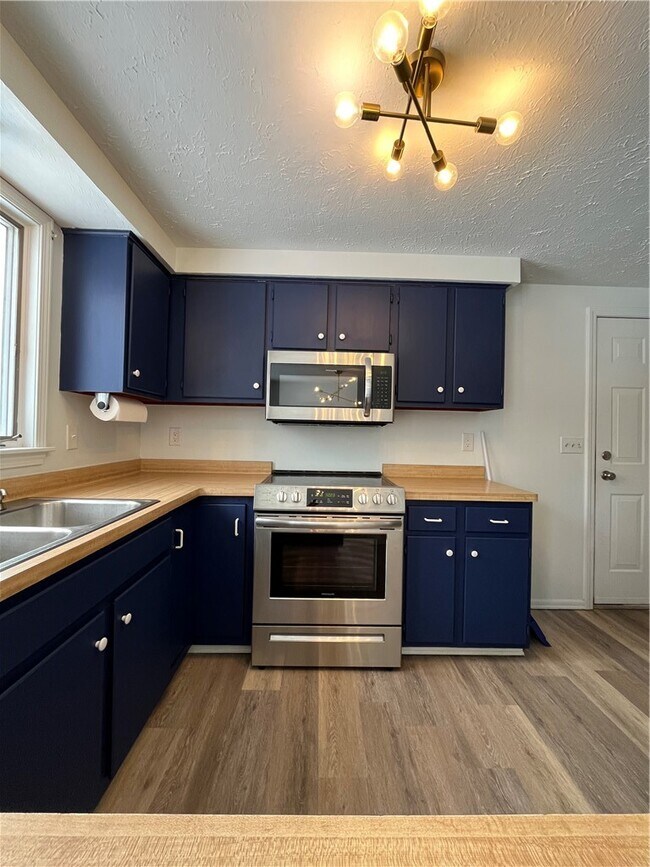 Building Photo - 7026 Lake Ave