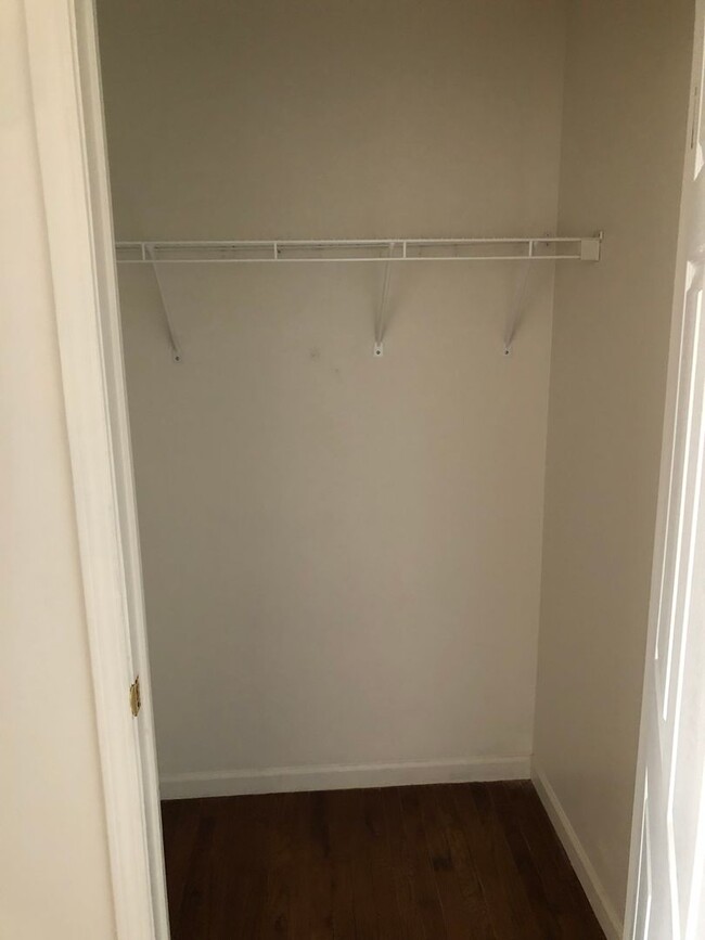 Building Photo - 1 Bedroom Avail AUG 2025;  $840 Monthly. W...