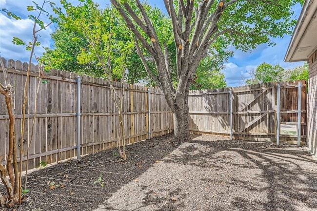 Building Photo - 704 Ashbrook Dr