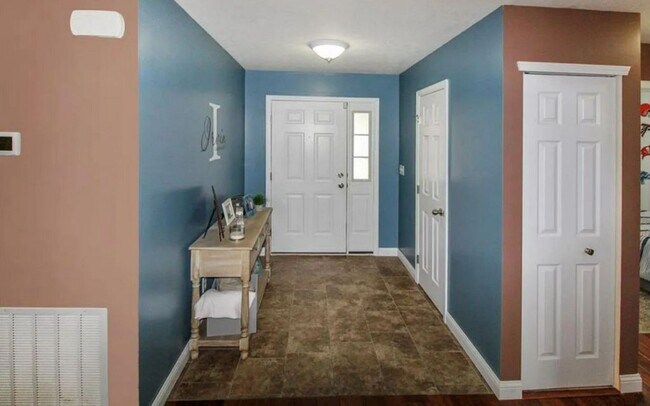 Building Photo - AVALON BLUFF...3 Bedroom 2 Bath