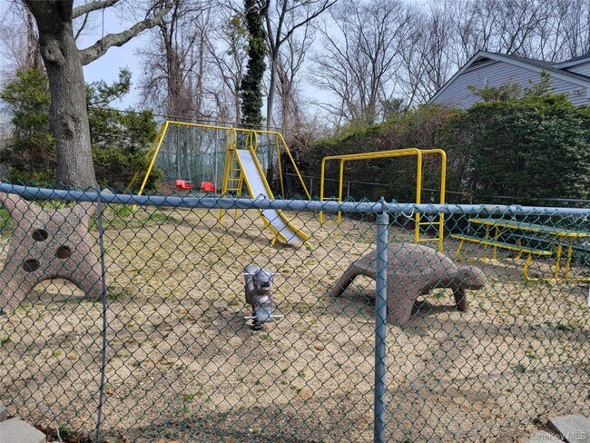 Building Photo - 100 Town House Village