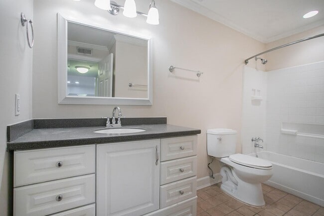 Building Photo - 525 N Dupont Ave