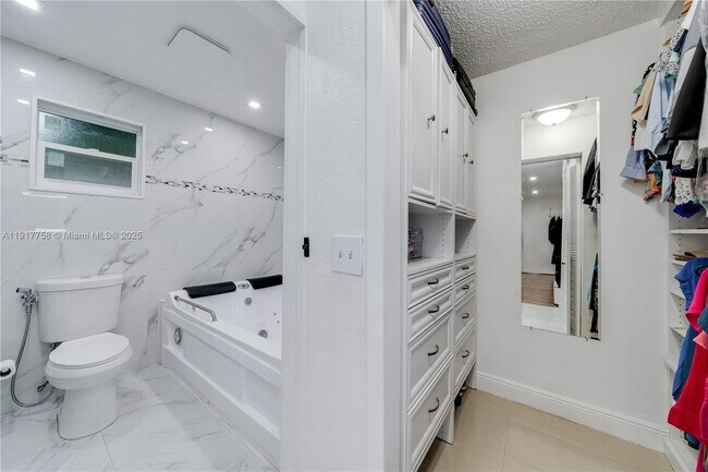 Building Photo - 1025 NW 128th Ct