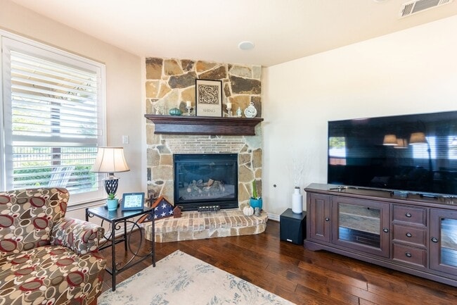 Building Photo - 810 Miramar Dr