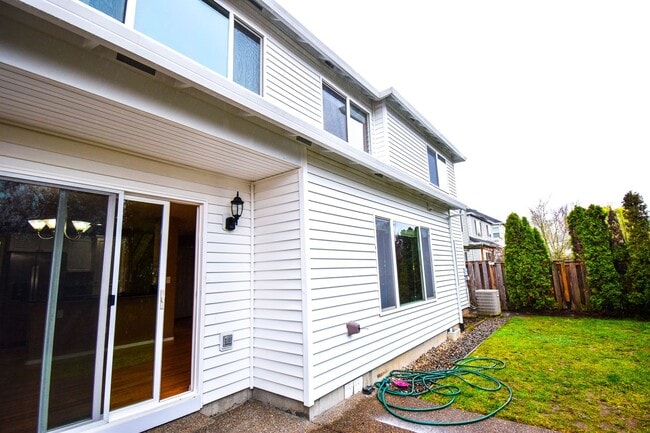 Building Photo - Move In Special!  $1000 Off!  Beautiful Spacious Home!