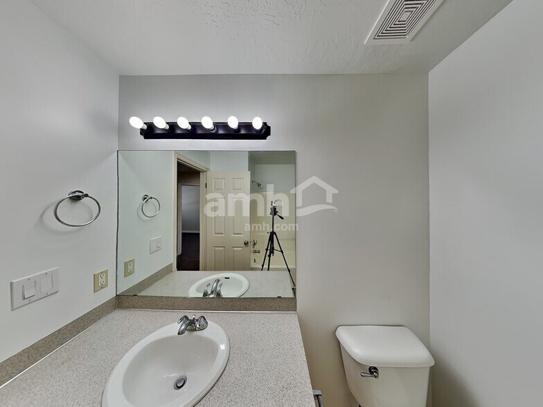 Building Photo - 2262 E 2900 N