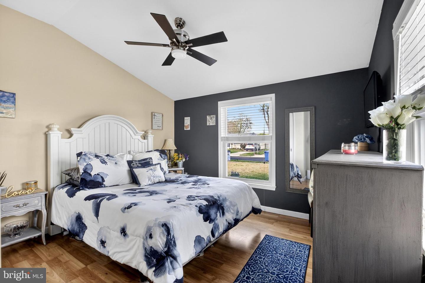 Building Photo - 525 N Coles Ave