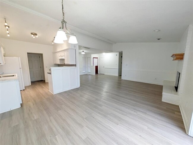 Building Photo - 3301 Oakbrook Dr