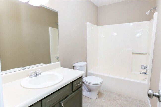 Building Photo - Chic & Spacious Townhome – 3 Beds, 3 Baths, and Modern Charm!