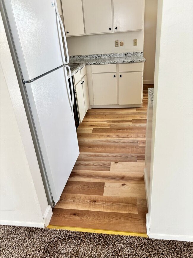 Building Photo - AVAILABLE IMMEDIATELY - LARGE 3 BED/2 BATH...