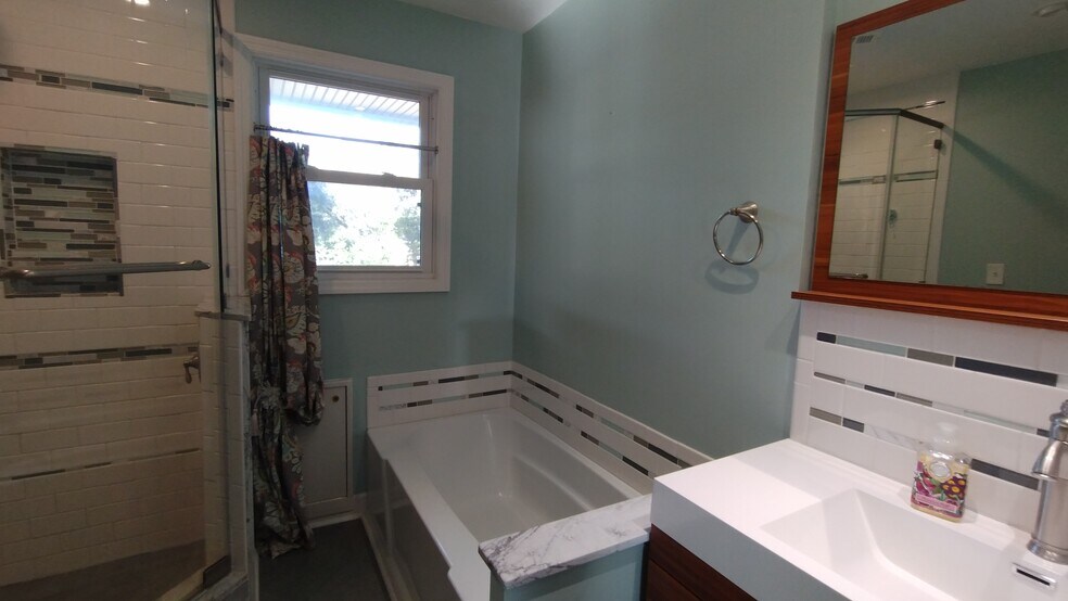 Building Photo - 710 Yucca Ave