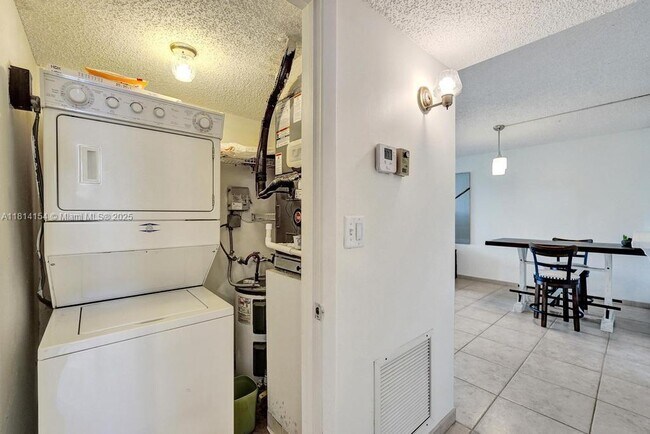 Building Photo - 1911 Sabal Palm Dr