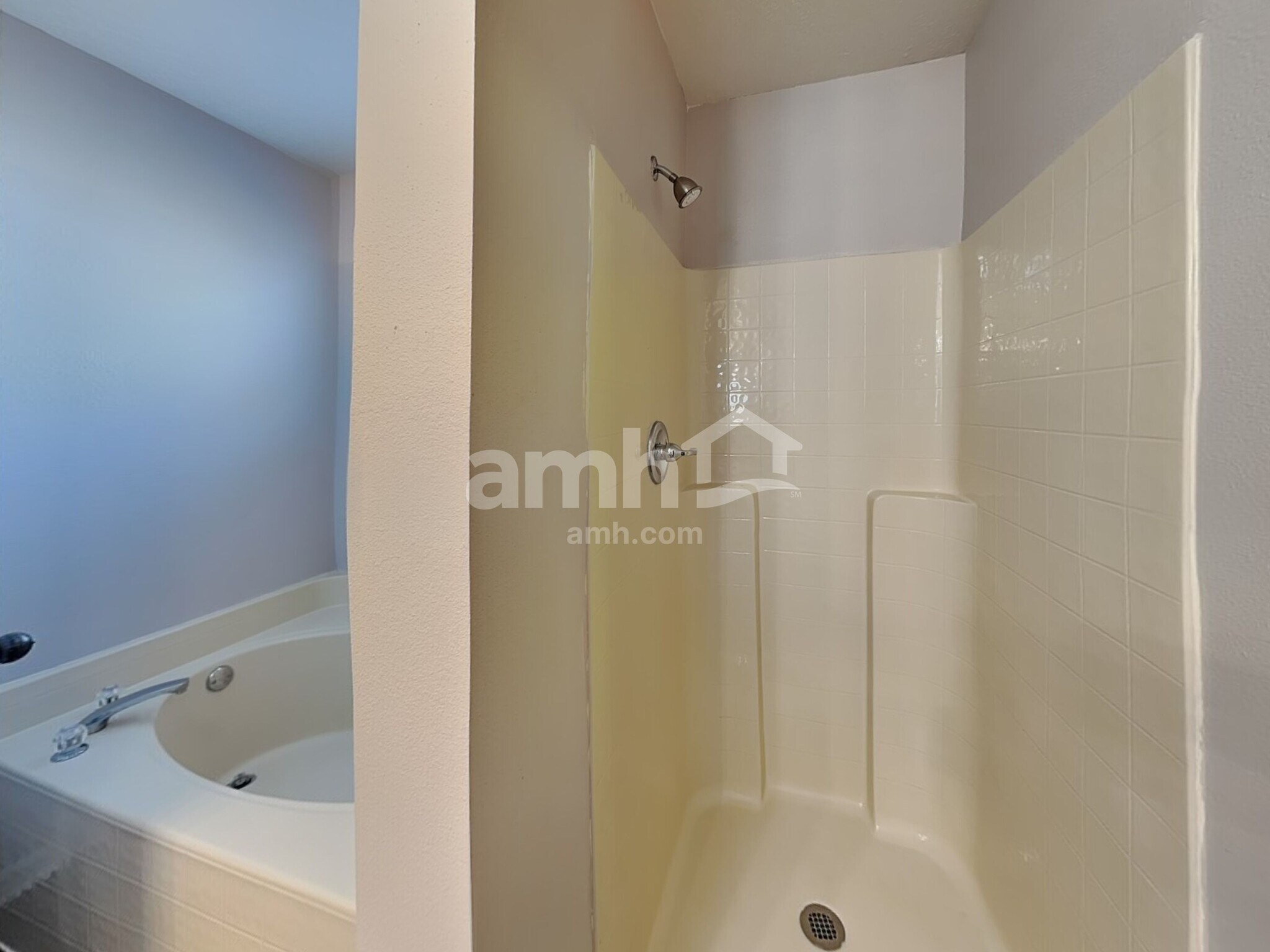 Building Photo - 1921 Knollcrest Dr