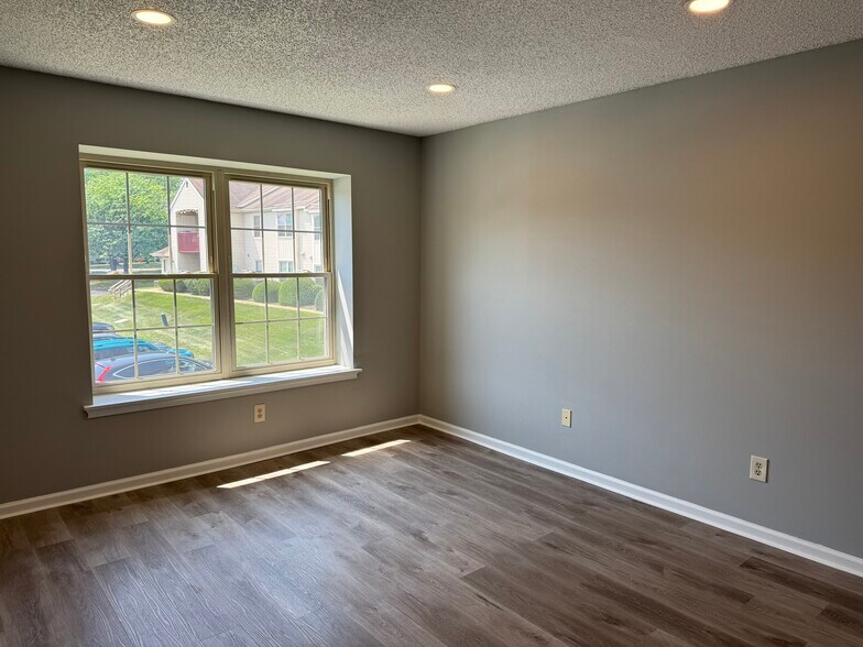 Building Photo - 1008 Barry Ct