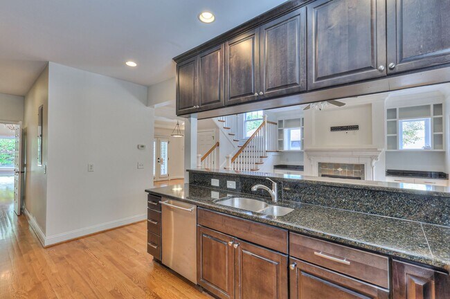 Building Photo - Perfect Brownstone in Sylvan Park near Wes...