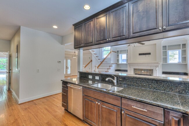 Building Photo - Perfect Brownstone in Sylvan Park near West End